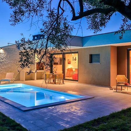 Villa Solis-Modern Villa For A Romantic Retreat, Heated Pool Ližnjan المظهر الخارجي الصورة