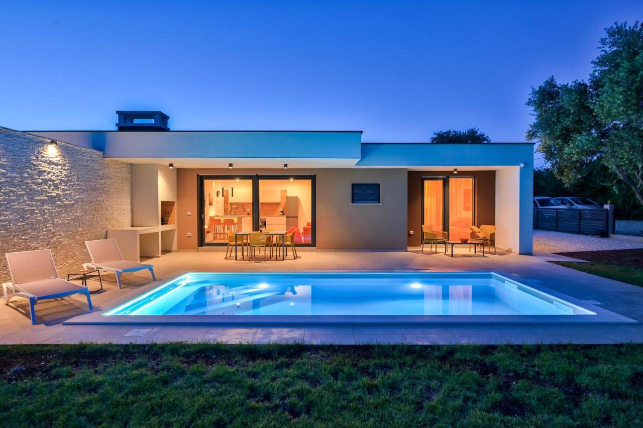 Villa Solis-Modern Villa For A Romantic Retreat, Heated Pool Ližnjan المظهر الخارجي الصورة