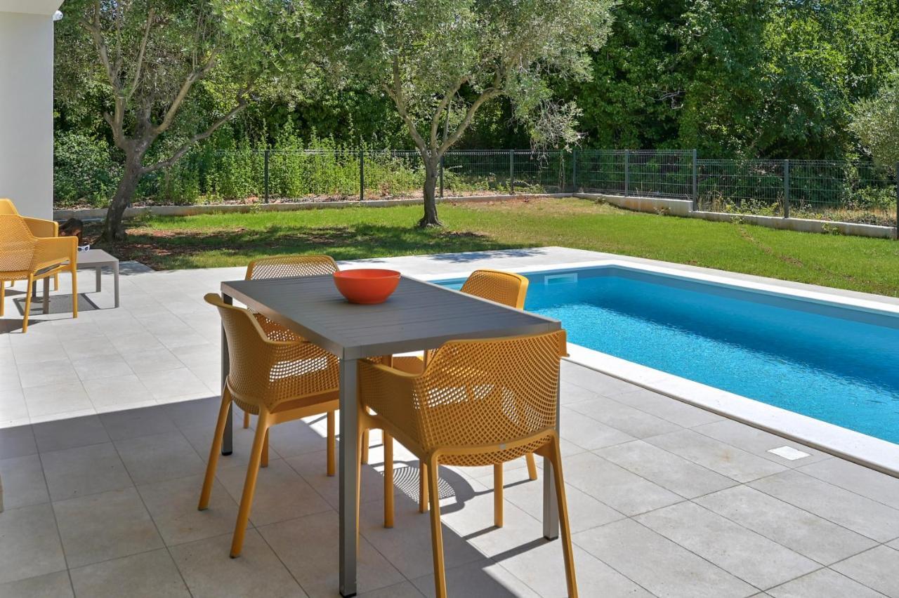 Villa Solis-Modern Villa For A Romantic Retreat, Heated Pool Ližnjan المظهر الخارجي الصورة