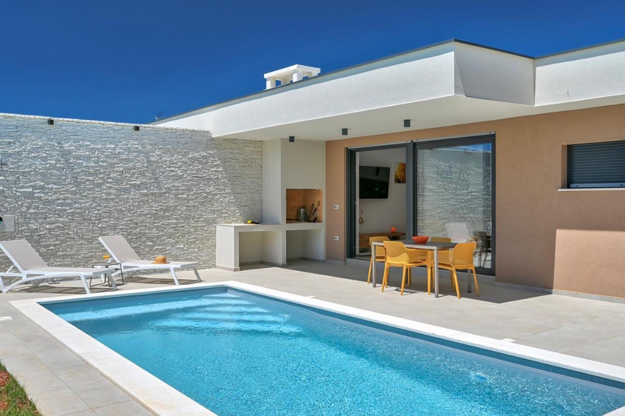 Villa Solis-Modern Villa For A Romantic Retreat, Heated Pool Ližnjan المظهر الخارجي الصورة