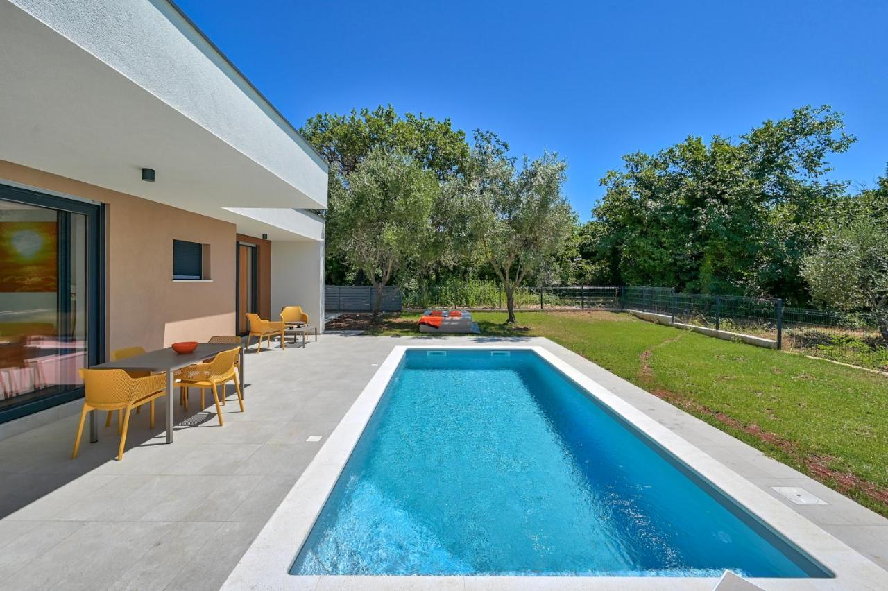 Villa Solis-Modern Villa For A Romantic Retreat, Heated Pool Ližnjan المظهر الخارجي الصورة