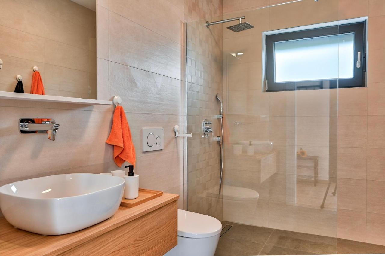 Villa Solis-Modern Villa For A Romantic Retreat, Heated Pool Ližnjan المظهر الخارجي الصورة