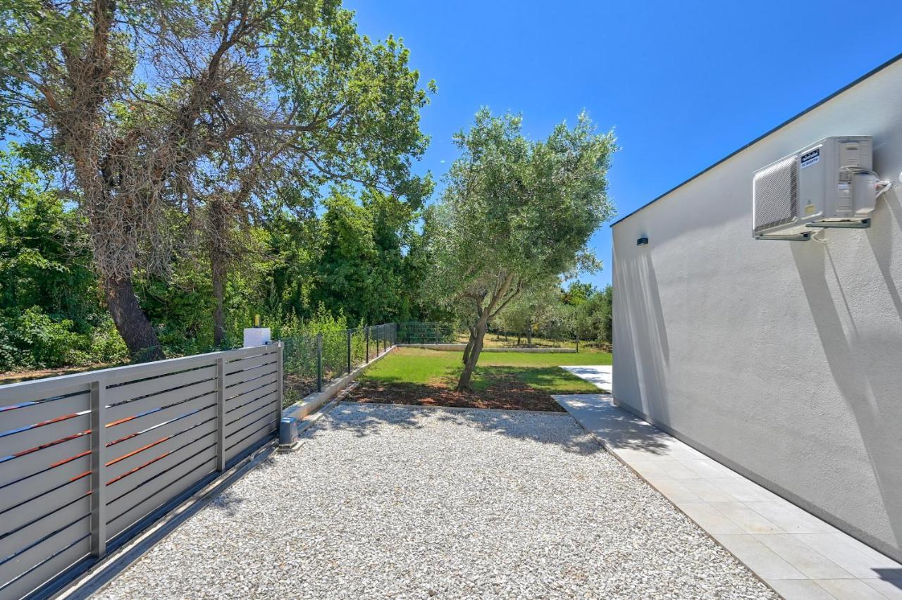 Villa Solis-Modern Villa For A Romantic Retreat, Heated Pool Ližnjan المظهر الخارجي الصورة
