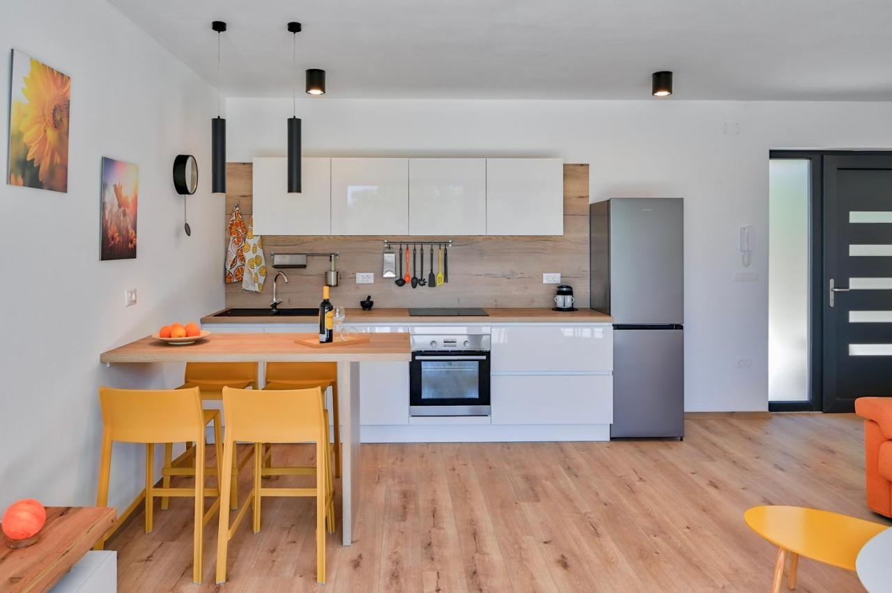 Villa Solis-Modern Villa For A Romantic Retreat, Heated Pool Ližnjan المظهر الخارجي الصورة