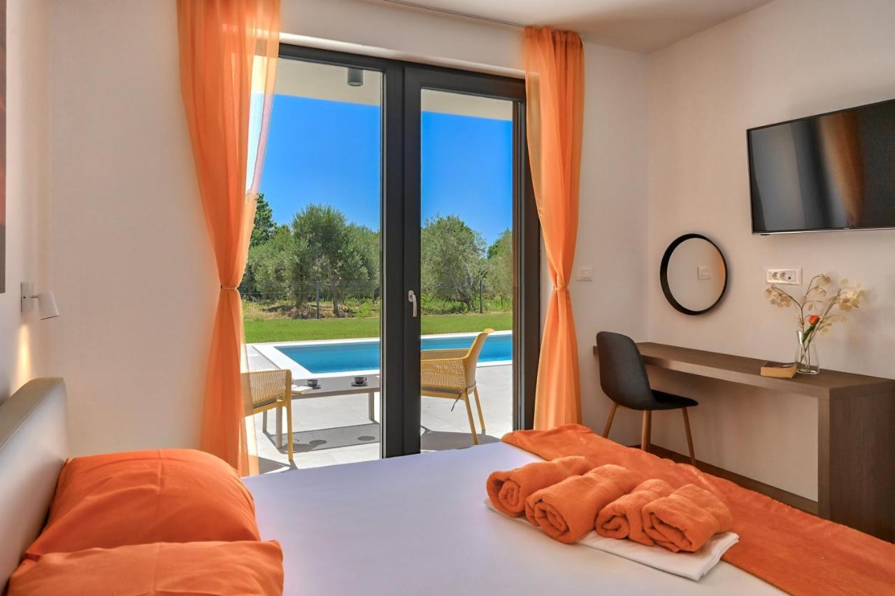 Villa Solis-Modern Villa For A Romantic Retreat, Heated Pool Ližnjan المظهر الخارجي الصورة