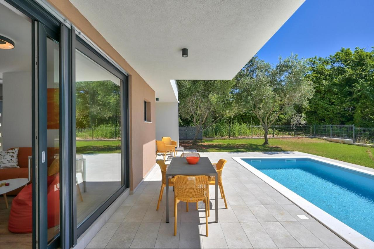 Villa Solis-Modern Villa For A Romantic Retreat, Heated Pool Ližnjan المظهر الخارجي الصورة