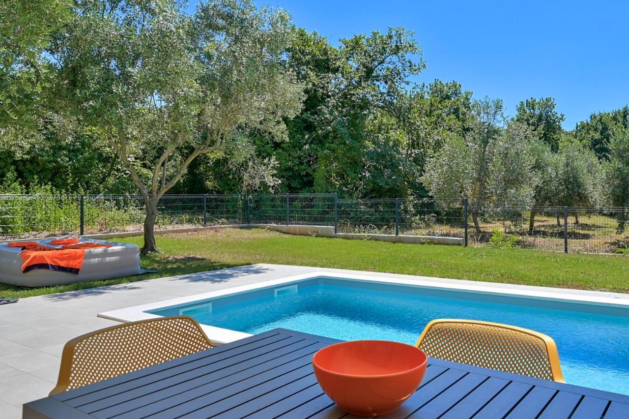 Villa Solis-Modern Villa For A Romantic Retreat, Heated Pool Ližnjan المظهر الخارجي الصورة